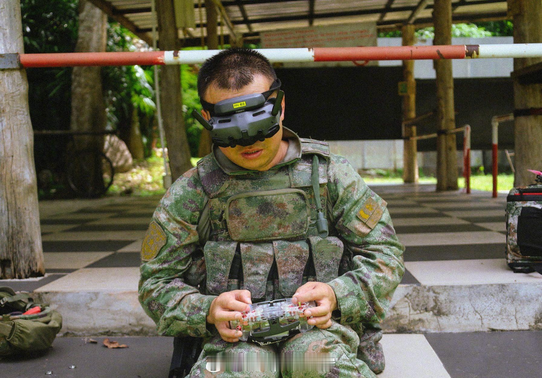 烽火问鼎计划每天认识一件兵器中国特种部队人员从泰国皇家陆军米-17V5直升机上