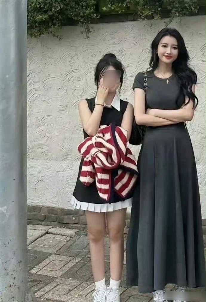 原以为孙怡娇小，站人旁却显高挑​​​孙怡唐艺昕退让者幸存了​​​