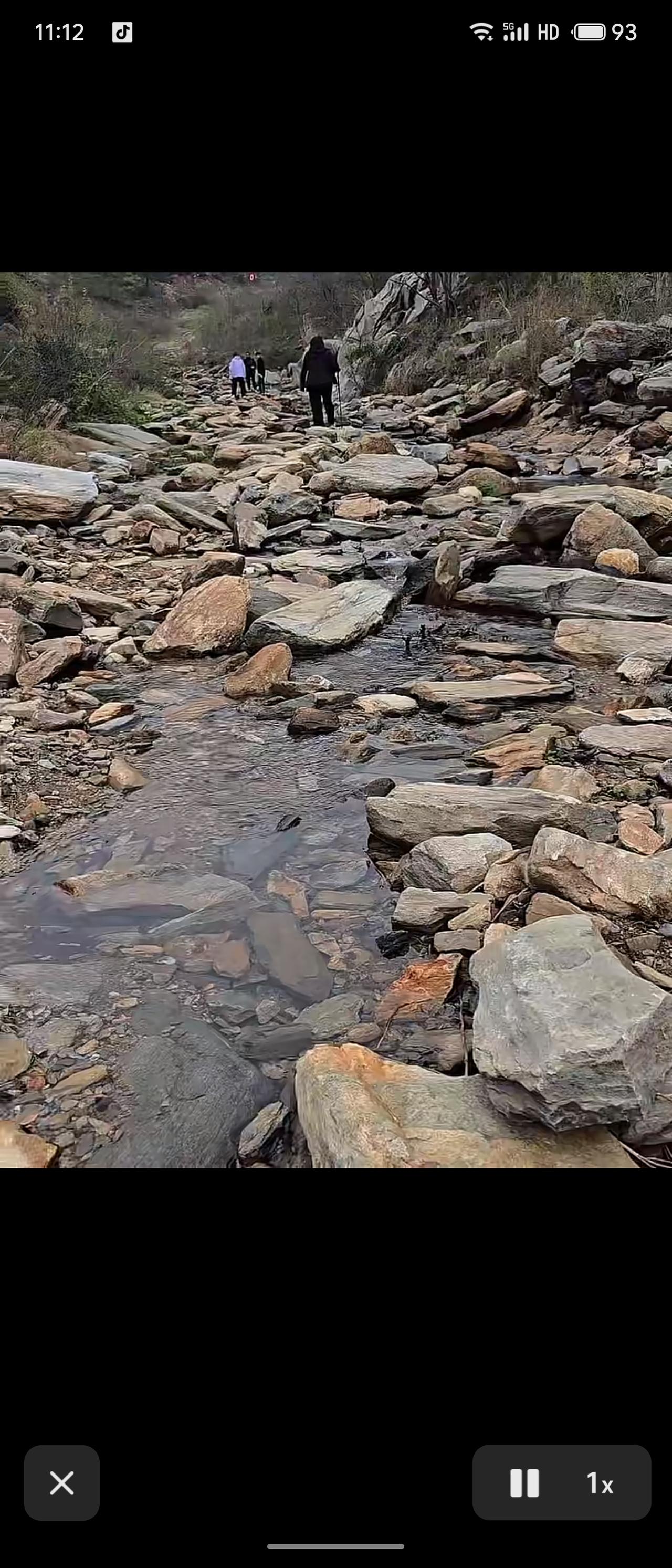 雨后石面湿滑，务必穿着防滑性能好的登山鞋或解放鞋，携带登山杖；此路线多为未开发区