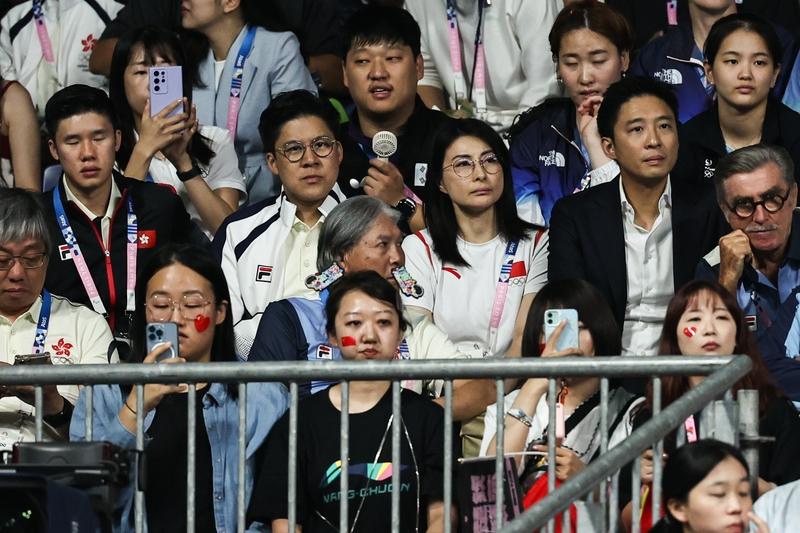 霍家又传喜事？霍启山携娜然现身婚礼引恋情猜测近日，霍启仁在丽江大婚，二哥霍启