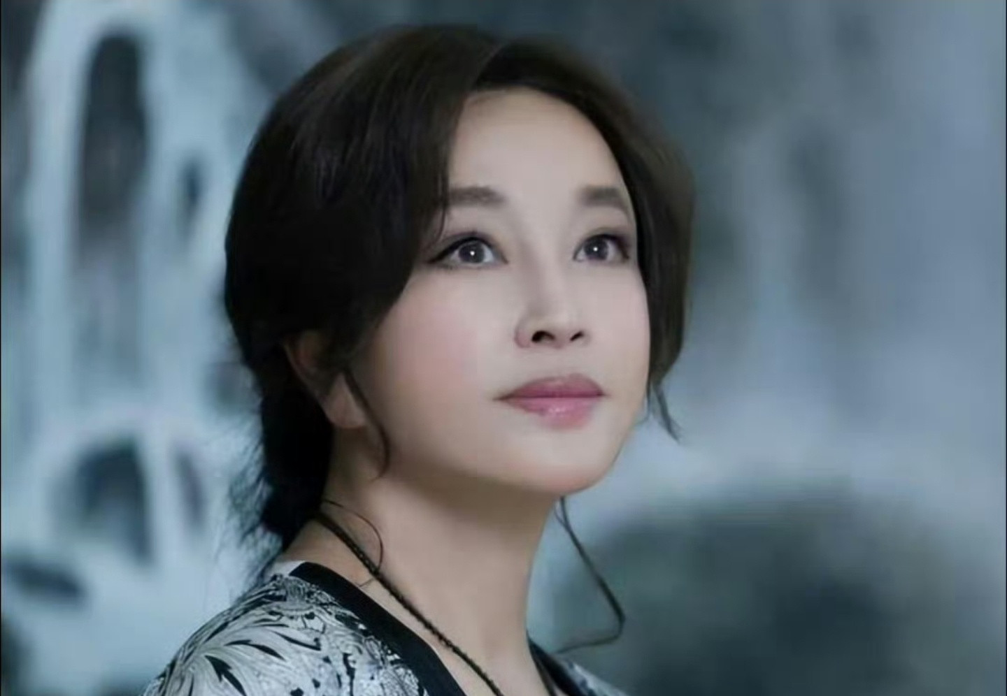 真的太心疼刘晓庆妹妹和靖然母子了。全网都在跟风骂他们白眼狼，可人家是冤枉的。四十