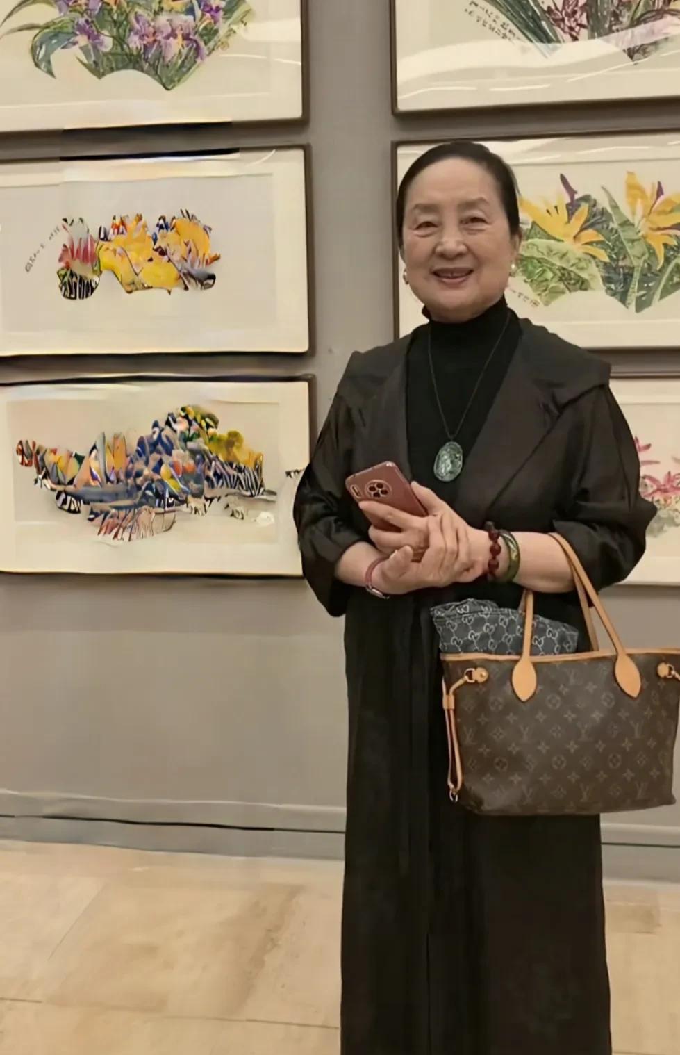 74岁的张金玲，76岁的斯琴高娃近照，就是这个年纪该有的样子。岁月在