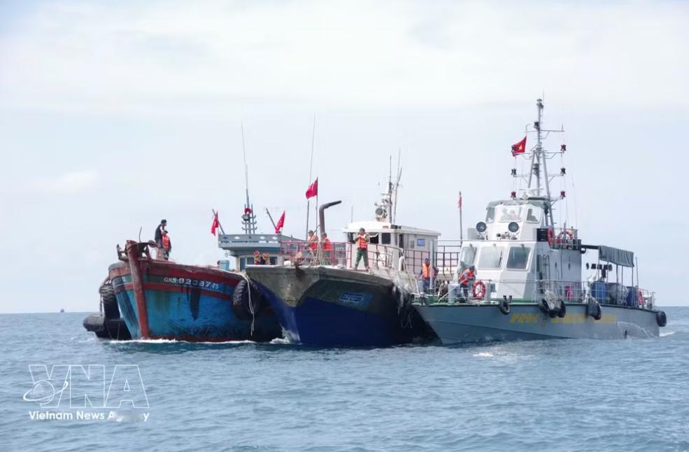 中国渔船南海遇险，越南紧急出手相救，一口气救出10人5月6日，越南边防对外发