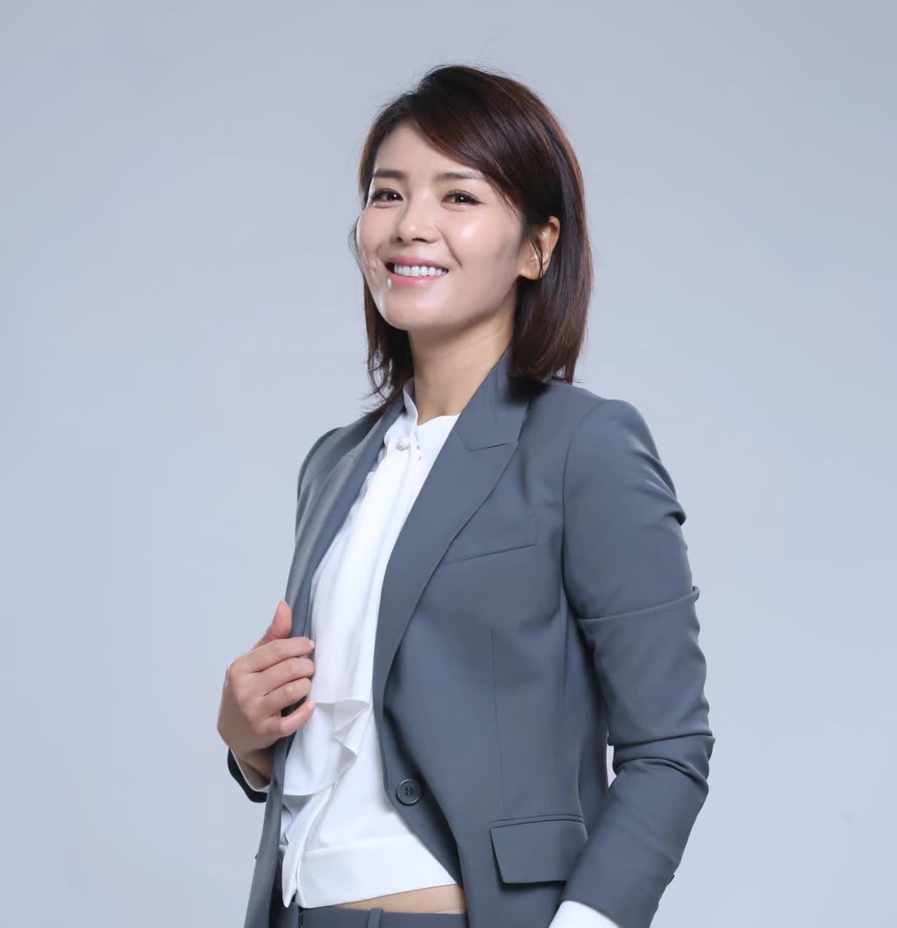 刘涛，拍摄生图。前面露出的衣服瞬间显的油了