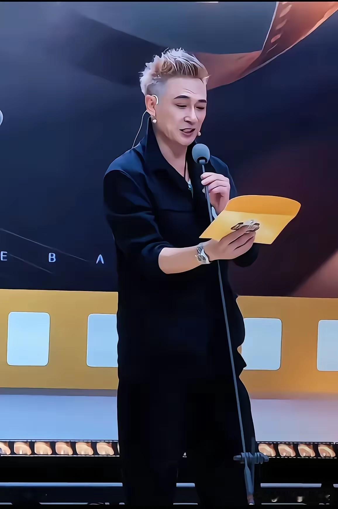 吴镇宇60多了还在打拼，真是一切为了孩子，费曼虽然看起来很老成，但是也是十七岁的