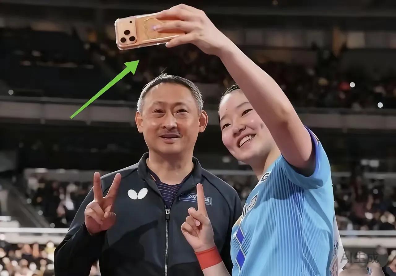 全世界的年轻人，谁能扛住苹果手机的诱惑？张本美和夺冠后合照，手里显眼的橙色