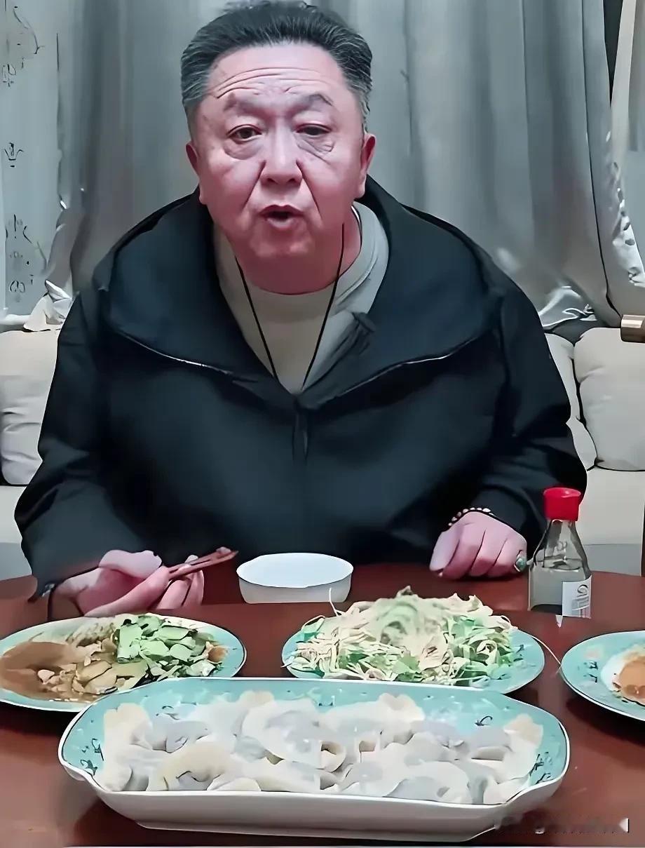 谦哥的小年夜，腊月二十三，自己煮了十几个速冻饺子，外加三个凉菜：拍黄瓜、凉拌豆苗