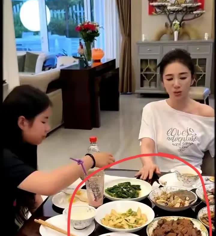 娱乐圈有多挣钱！看黄奕家的吃饭就知道了，一个过气了这么多年的明星，一顿饭两个