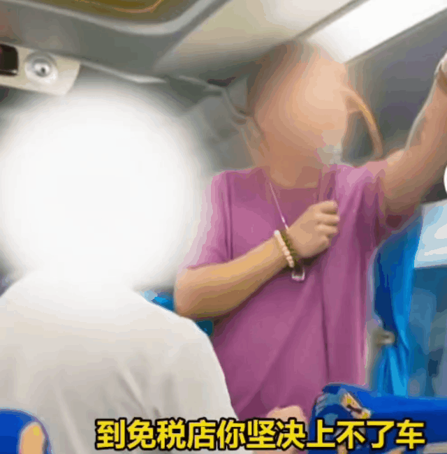 10月13号，一网友曝光一则视频：在一辆泰国旅游巴士上，一名身穿粉色上衣的泰国导
