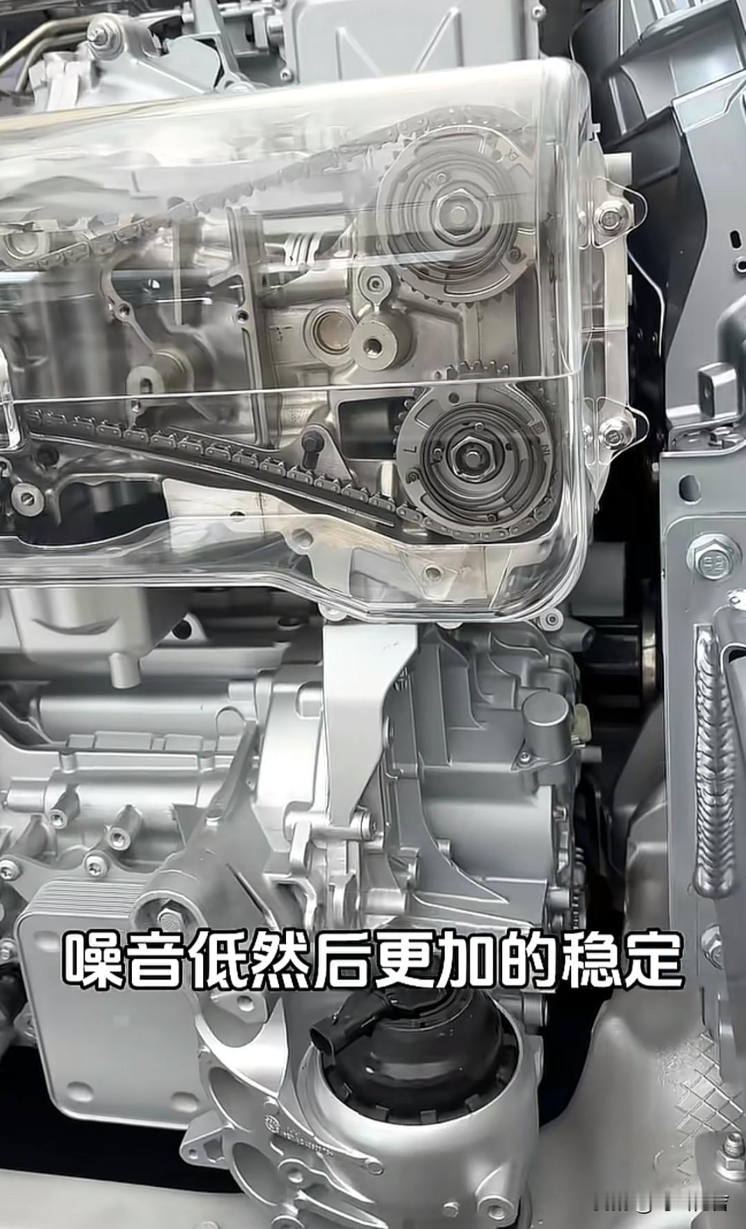 以前总有人嘲笑比亚迪，用的是筷子悬架。看看这个，这悬架跟大腿一样粗，还是直线电机