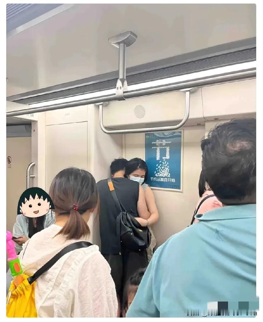 能不能不要在地铁上发情啊！周围还有很多人和小孩子呢。在公共场合，尤