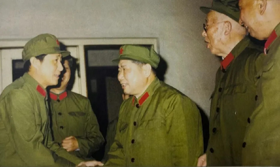 80年代，杨得志总长、杨勇副总长和总后勤部政委王平视察八一厂时与当红小生王心刚握