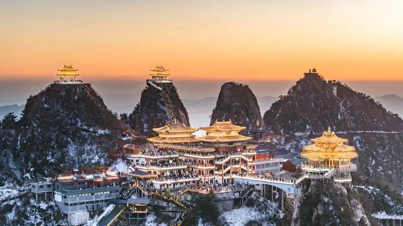 最近河南洛阳老君山出了个超刺激的事儿。有外地外卖小哥骑行到洛阳，接了单老君山山顶