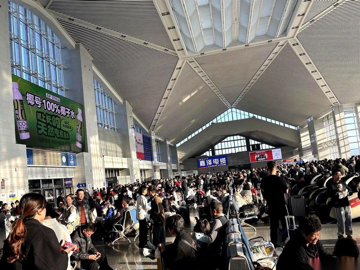 我跟你讲，这事儿越想越好笑。咱们浙江，吭哧吭哧放了个秋假，结果呢？把隔壁上海