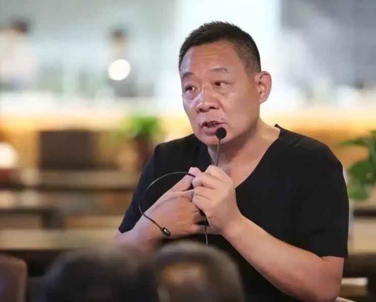 房东以为坐拥年赚六七千万超级金矿的零售巨头于东来会低头求情，便狮子大开口一口气狂