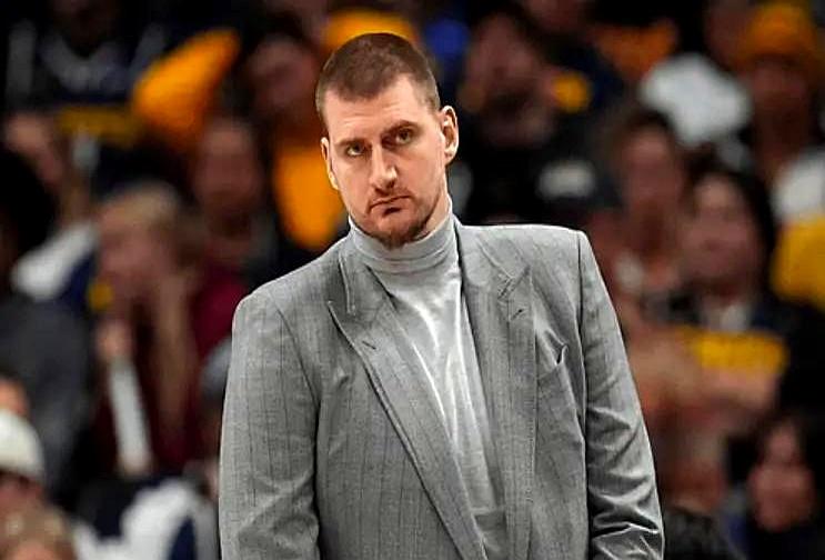 约基奇被队友踩了一脚，左膝骨挫伤，8场没打。掘金居然5胜3负，年轻人顶得住。