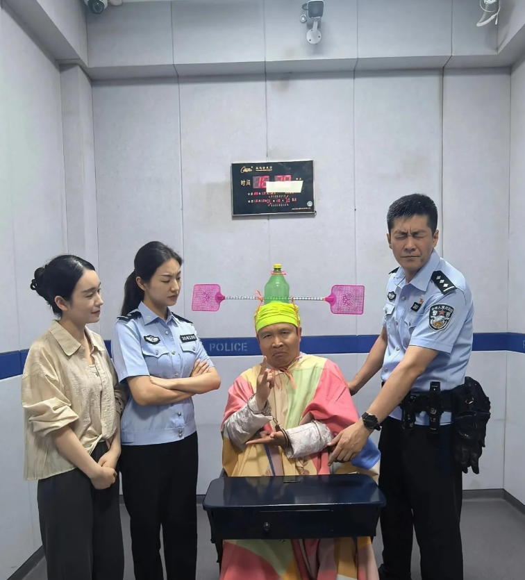 看看大师的样子，警察小哥快吐了。