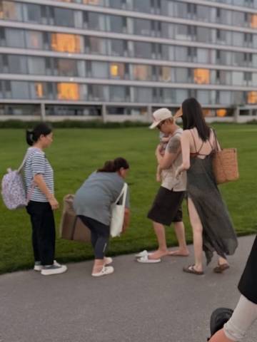 陈伟霆现身阿那亚，老婆何穗穿着露背裙，性感火辣，178的身高格外抢镜...