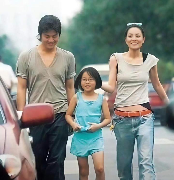 无论是在外型还是年龄，我认为李亚鹏和王菲看上去确实是比较般配，年轻时的李亚鹏长得