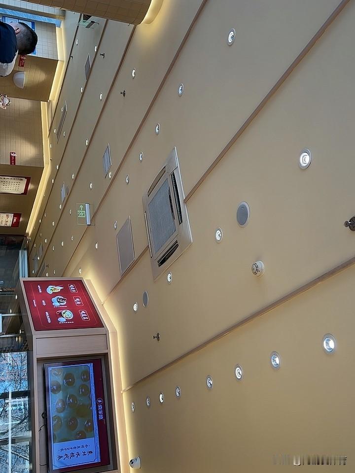 喜家德的水饺就是火爆呀，12点半这个点已经坐满了人，外边还有客人等着，水饺就是三