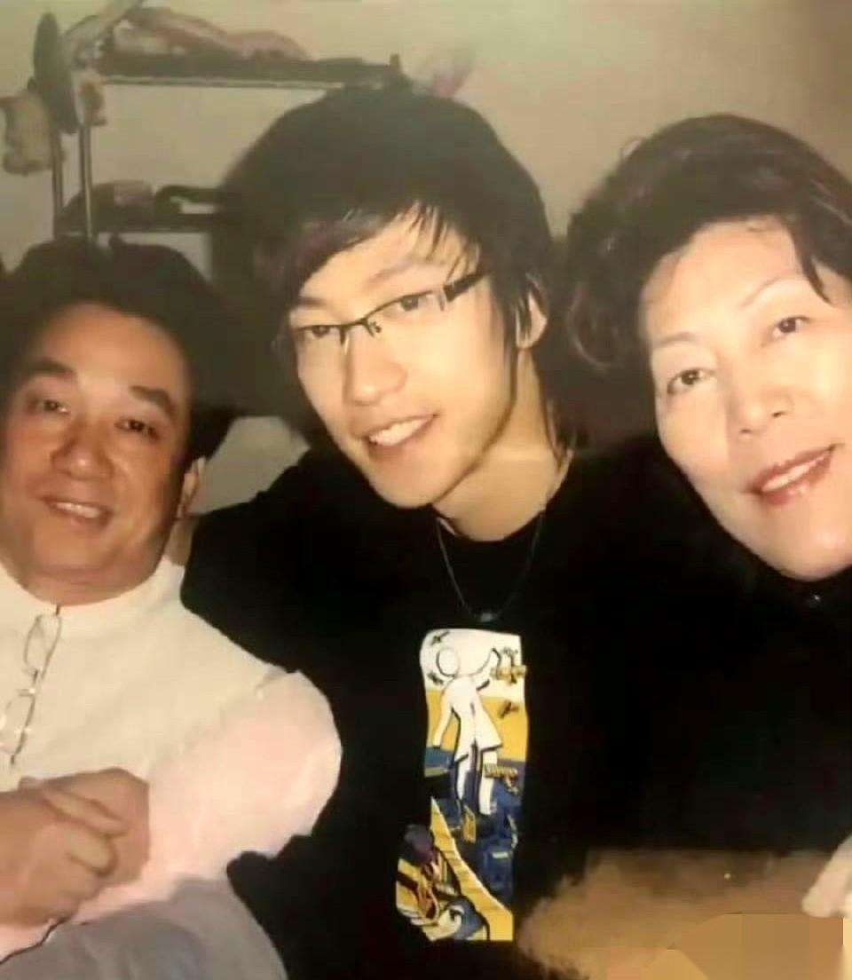 乔任梁走了十年，他父亲的账本，心里还记着两笔账。一笔，是儿子生前借出去的钱。镜