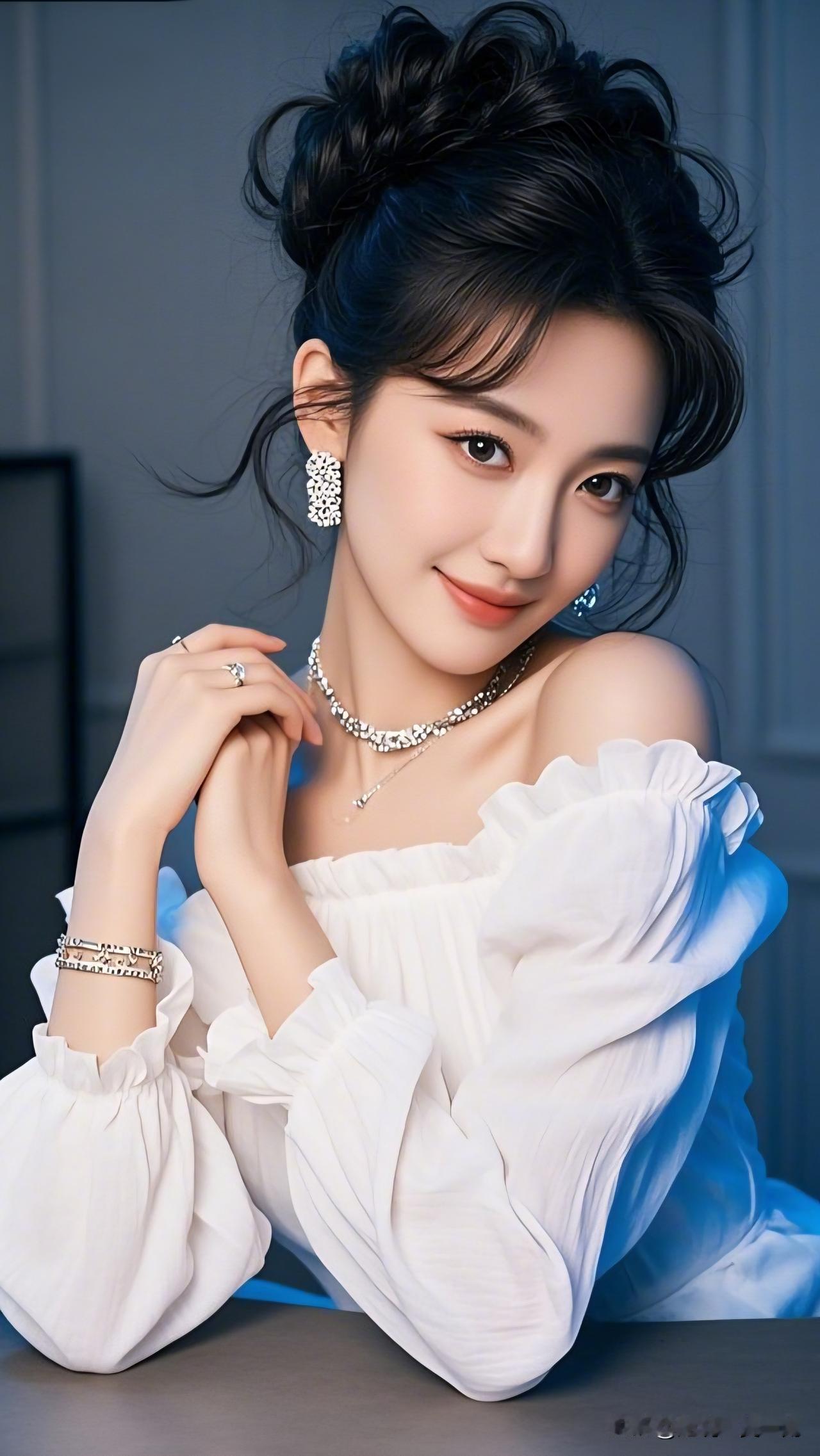 优雅白裙，精致妆容，闪耀珠宝，女神范儿十足！💍✨分享一张你相册回忆的照片