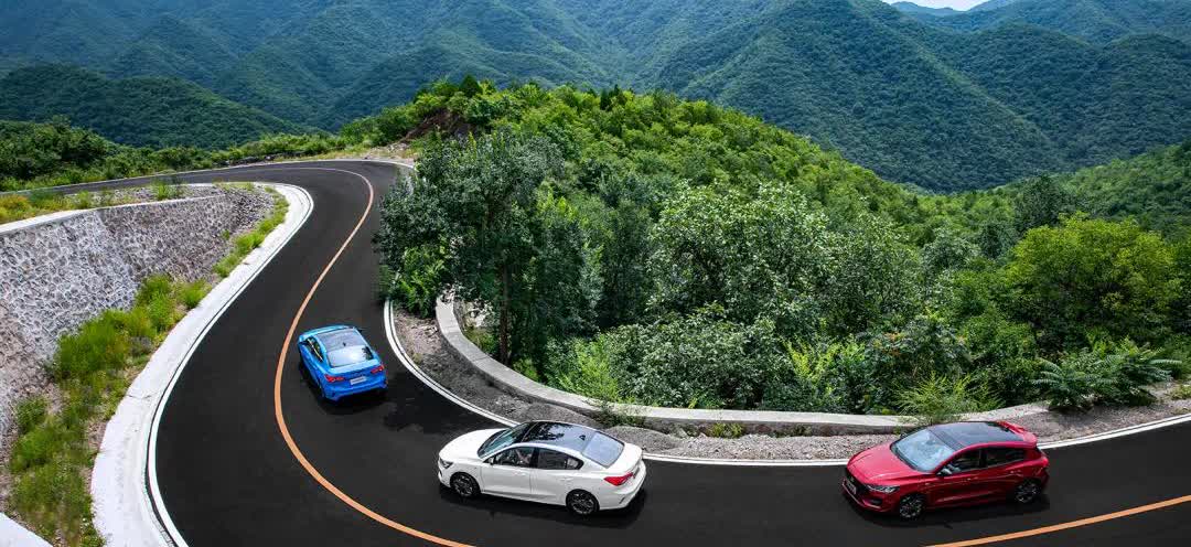 跑比较陡峭弯曲的山路，手动挡的优势太明显了。这个五一假期，分两次开车去了赣北