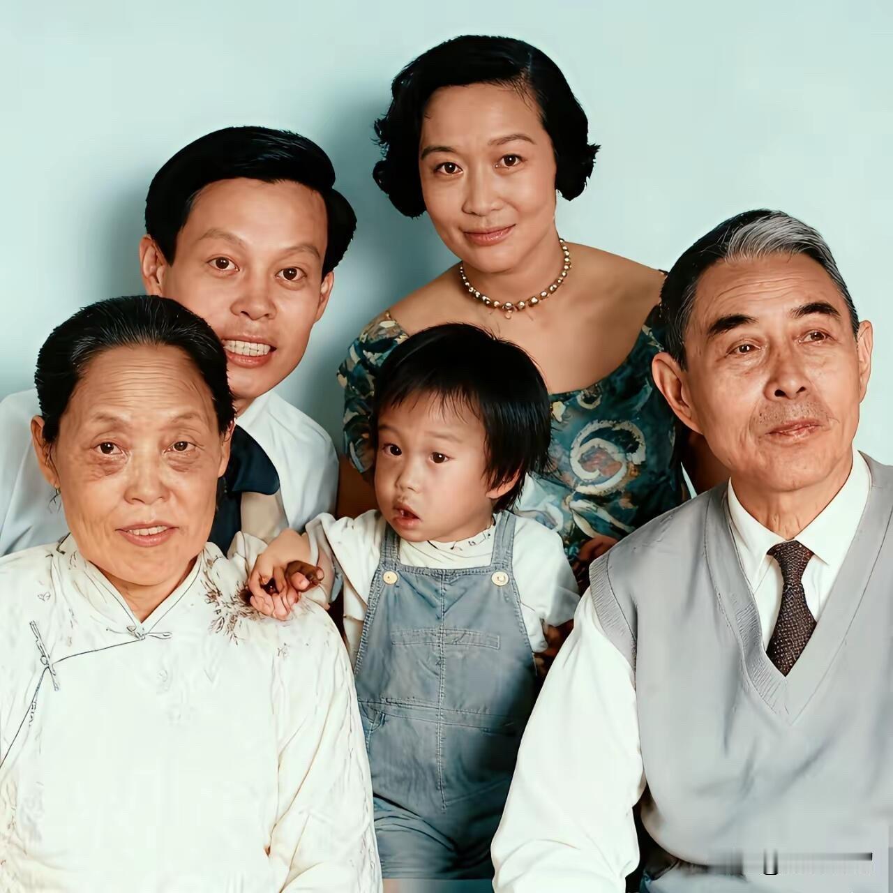 1962年,杨振宁和父母在瑞士日内瓦留下一张合影。前排端坐着杨振宁的父亲杨武之,