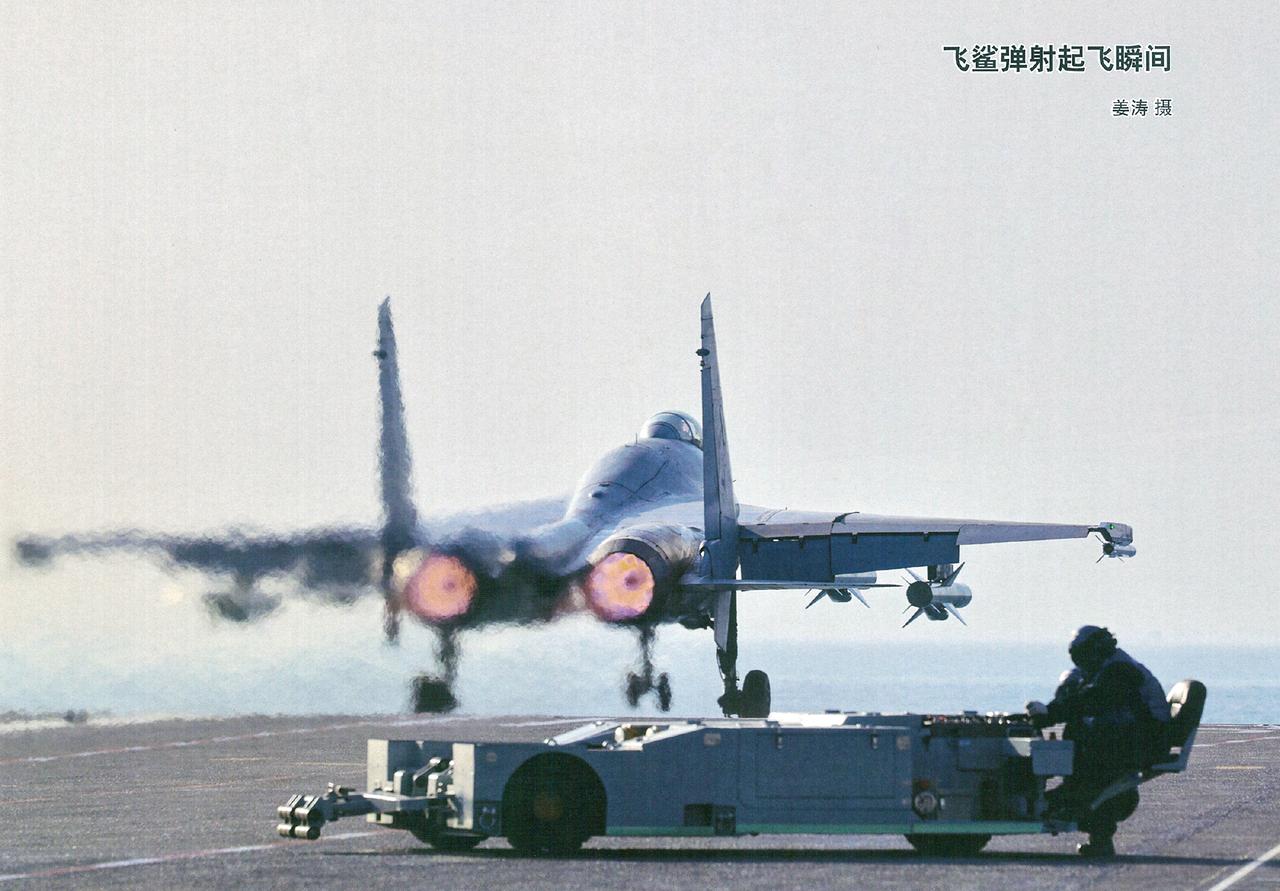 歼-15T首次以“野兽模式”亮相！图中的歼-15T舰载机挂载了4枚鹰击-83