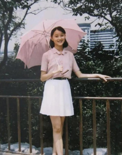 2005年，陈建斌抛弃同居5年的吴越，转身娶了蒋勤勤，一次采访时，记者问：“陈建