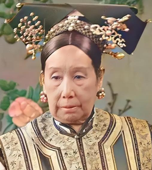 慈禧睡觉有多让人咋舌？一晚上要累坏10几个太监宫女。慈禧每天晚上九点入睡，凌晨3