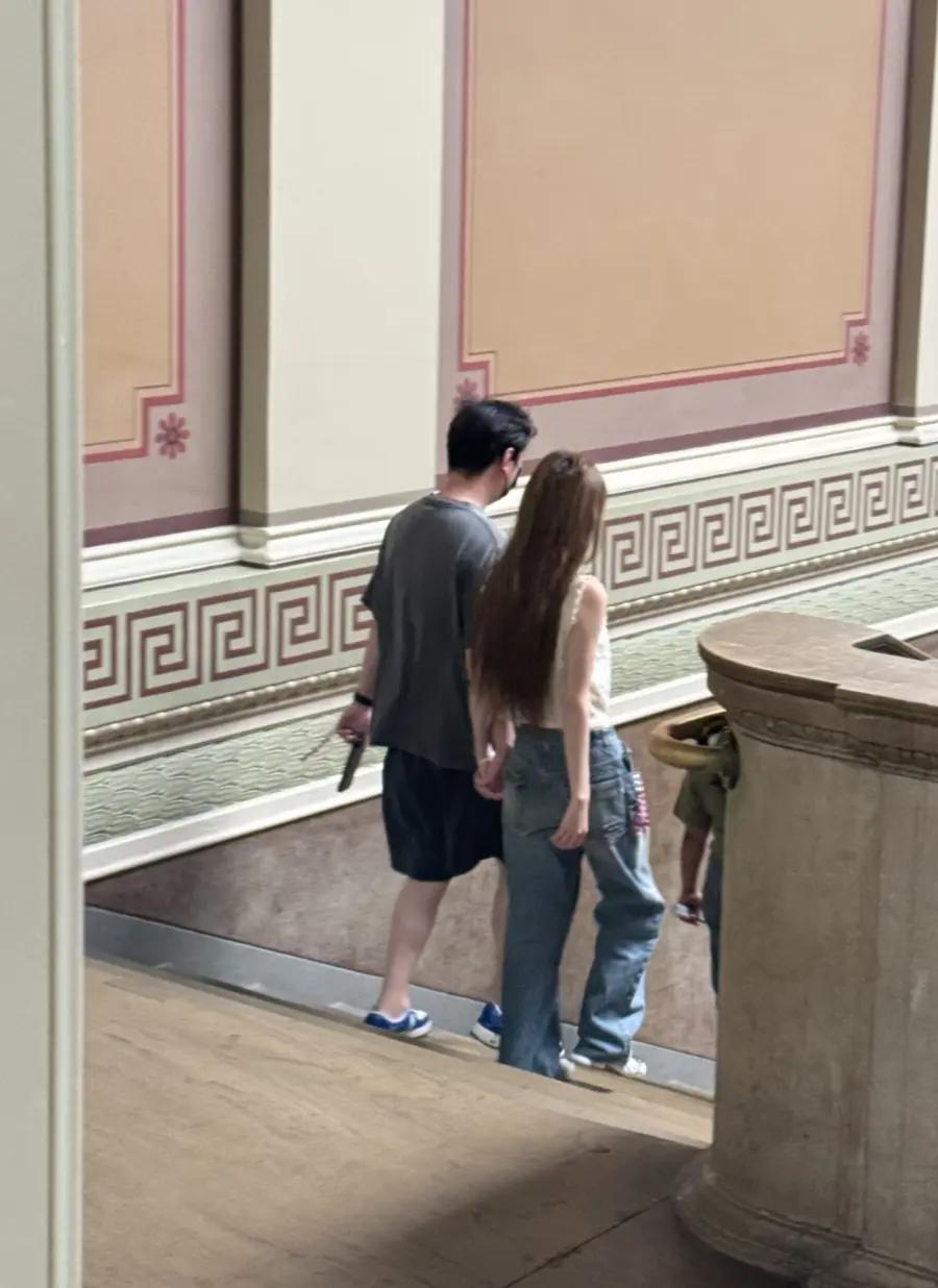 王思聪和女友懒懒现身英国伦敦，两人手拉手一起下楼梯，还一起逛商场购物，一路上有说