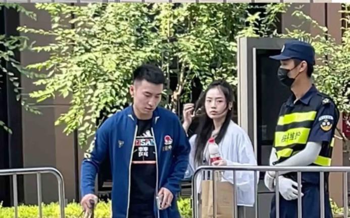 牛冠凯带着未婚妻上训——女朋友很清爽漂亮6月11日，牛冠凯带女朋友来上训啦！