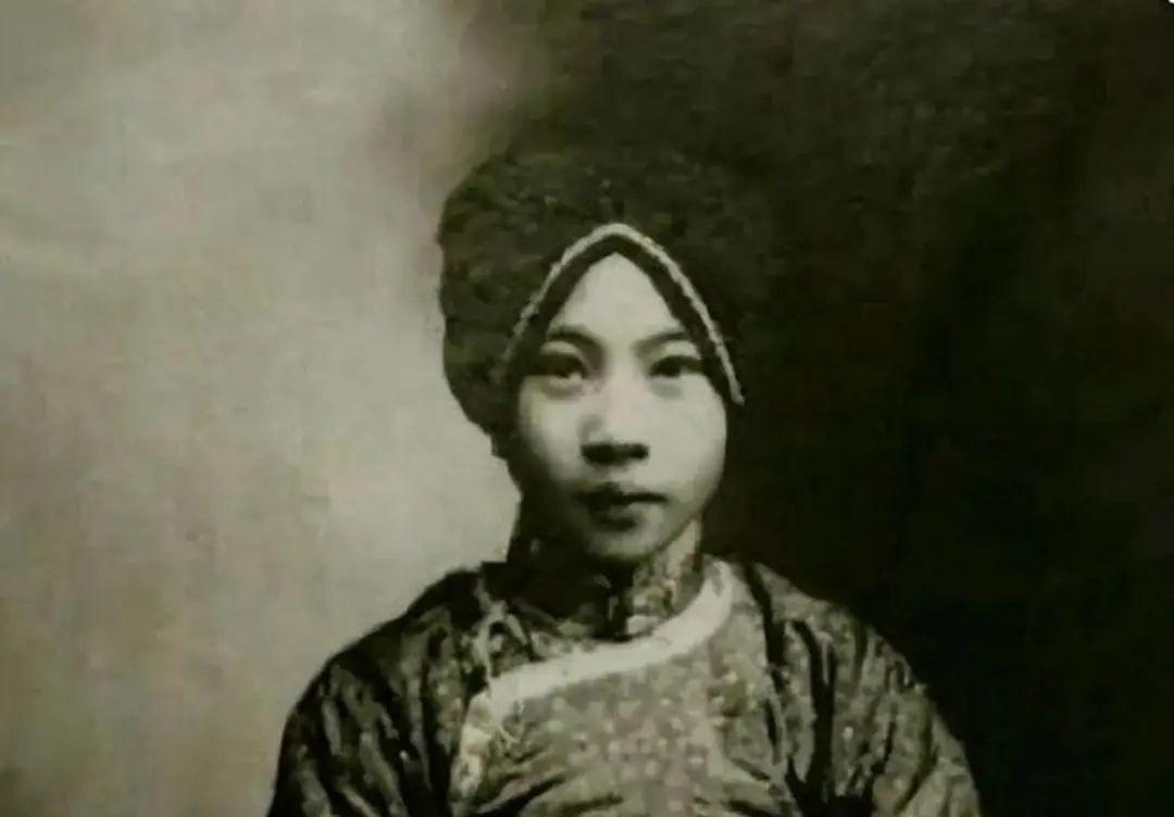 1925年，24岁的青楼女子张素贞像往常一样接待客人，然而，就在她进屋之后，一把