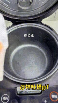 好吃的蒸蛋：在电饭煲里面铺一层棉柔巾，洒上水之后，再把鸡蛋裹上盐巴放上去，煮好了