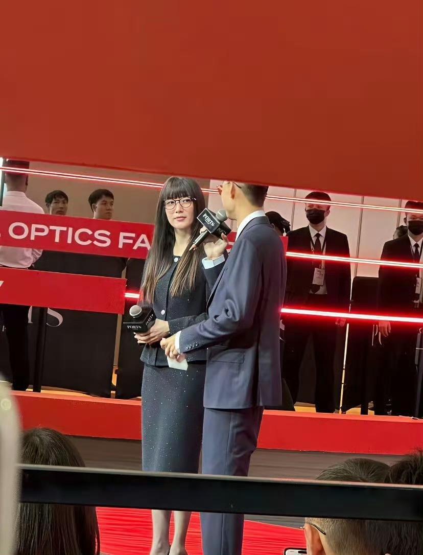 造型师咋想的呀，江疏影本来中庭就长，还给她弄了个齐刘海，这看起来太不搭调、怪怪的