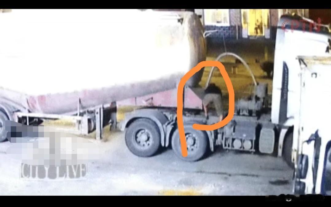 ​被抓了吧，简直故意杀人，这汽修店老板太坏了！只因货车停在自家汽修店门口怕影响