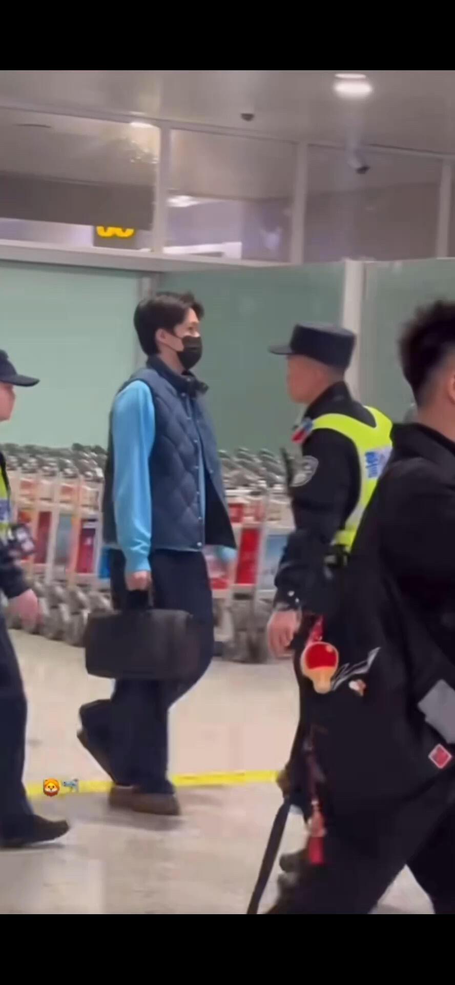 楚钦安全到达重庆，莎头同一飞机，两个人前后间距几十米，莎莎在后面跟着！不一起走