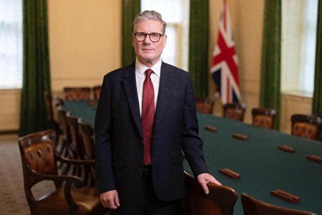 1月28日，斯塔默来北京了，《泰晤士报》爆了一个猛料：斯塔默和他的团队访华前，每