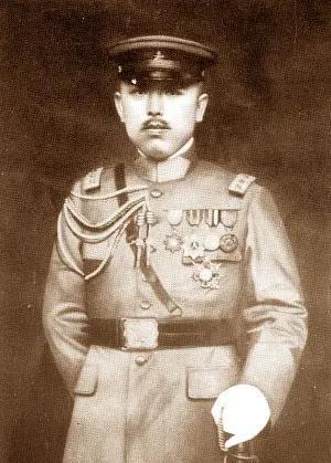 故事，1918年，唐继尧让妻妾以打麻将的名义，将手下庾恩旸的妻子钱秀芳请到家里