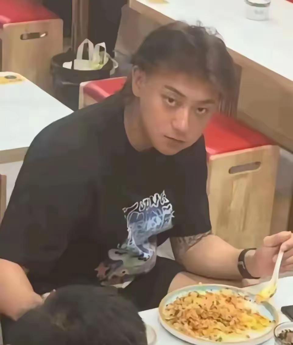 我天！这个黄子韬大家还能认出来吗？在杭州的一家小饭馆，他正在低头吃面，素颜很黑
