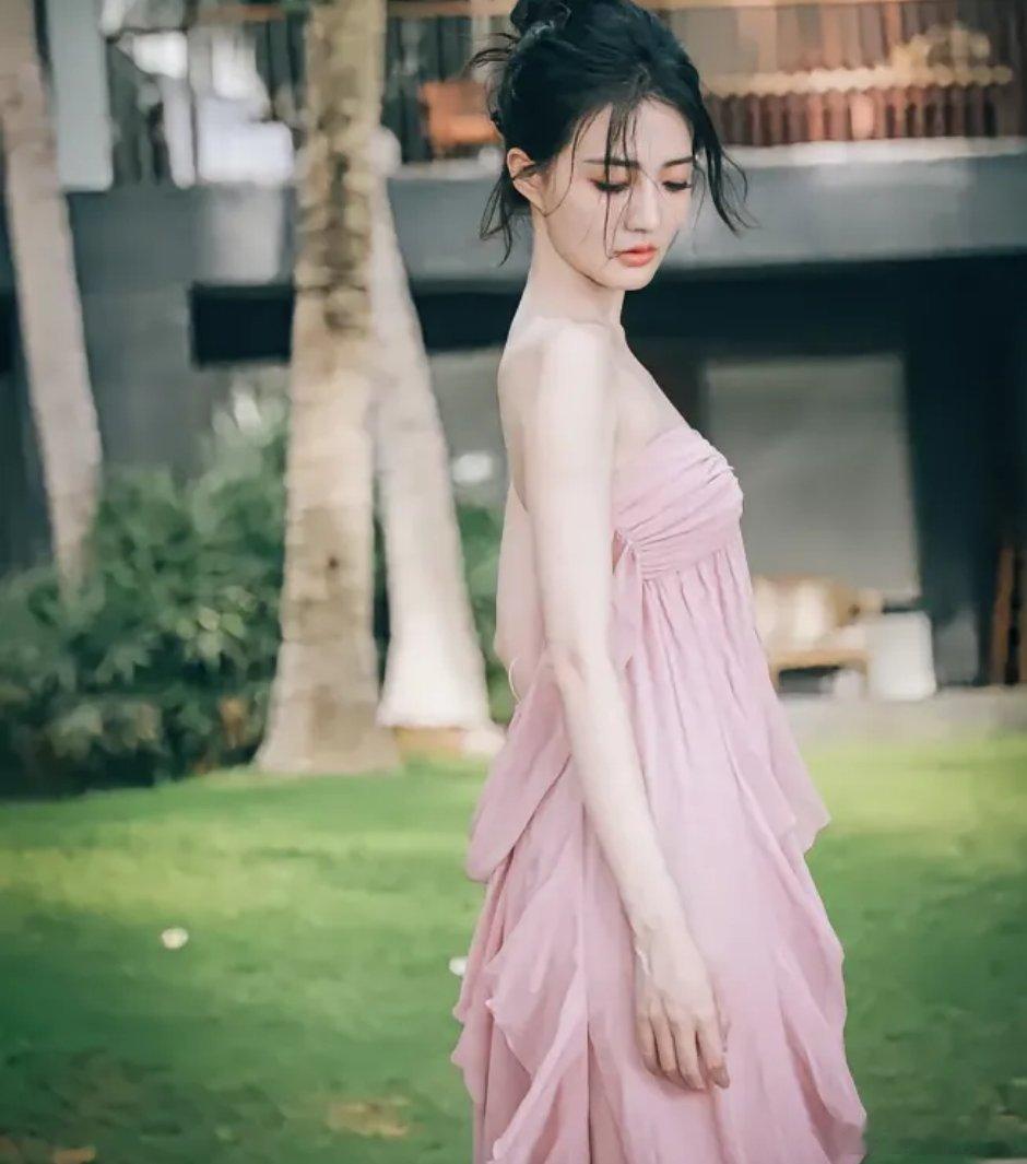 徐璐粉嫩长裙，宛如人间仙女徐璐​​​