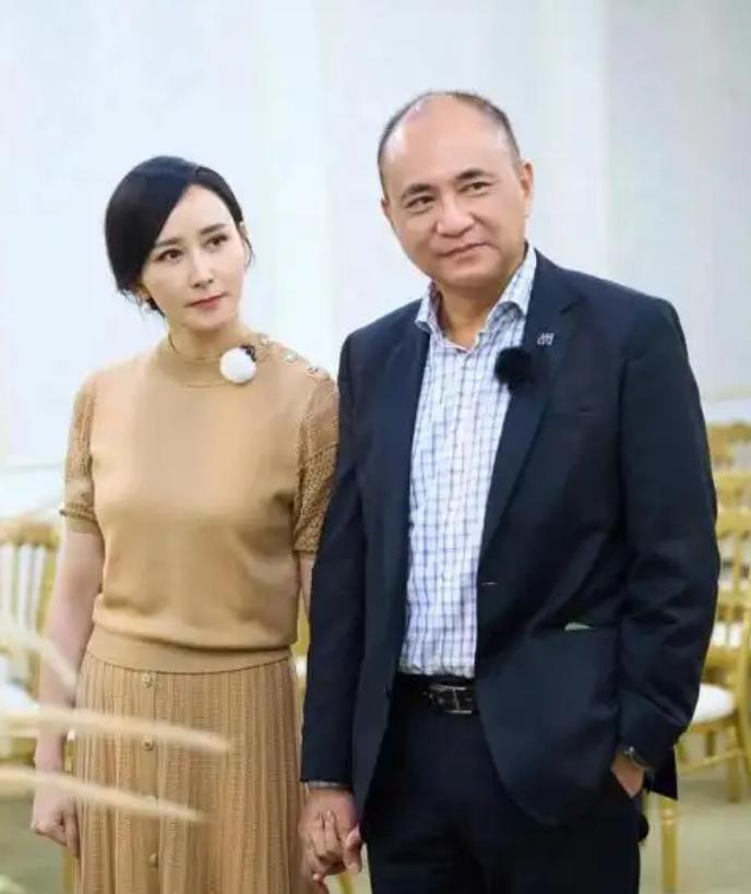 当年，富豪朱兆祥向胡静求婚，胡静说：你大我12岁，咱们不合适。朱兆祥掏出一张卡，