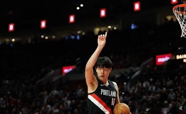 杨瀚森和詹姆斯儿子布朗尼对比，都是半斤八两杨瀚森本赛季代表开拓者打了21场比赛