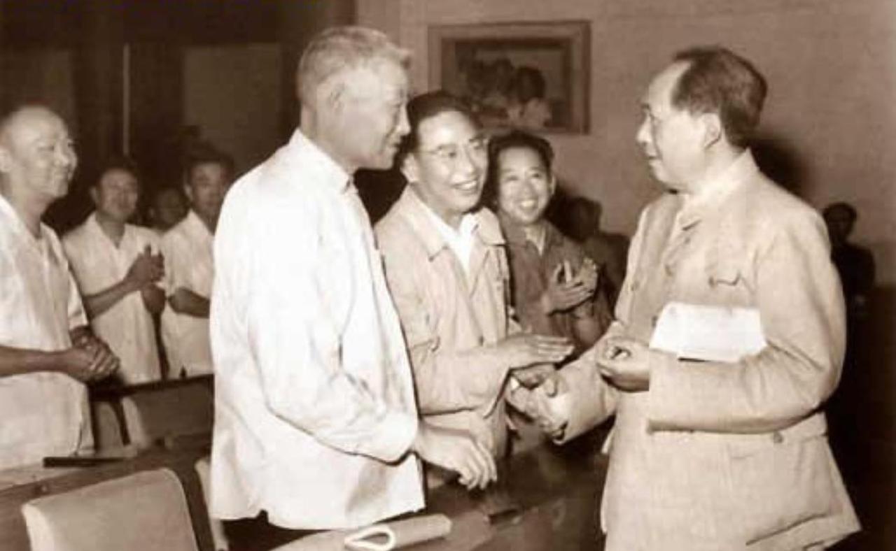 一次，空军司令刘亚楼上将听说：“某位干部讲：‘空军是老子，陆军是儿子。’”把这位