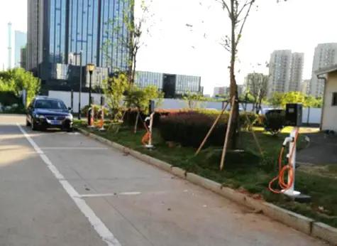 南山业主炸锅！小区充电桩服务费贵到离谱，一度电快赶上加油钱深圳南山的车主们