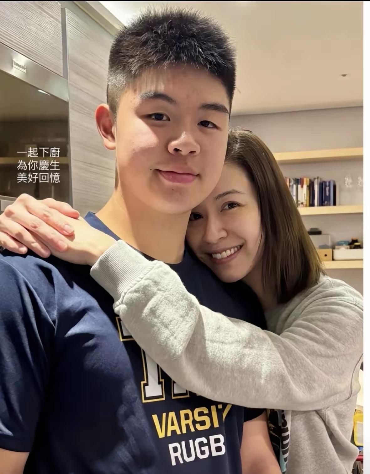 连胜文大儿子高中毕业了，连胜文太太蔡依珊晒母子合影，还有一起跳舞的照片，没有看到