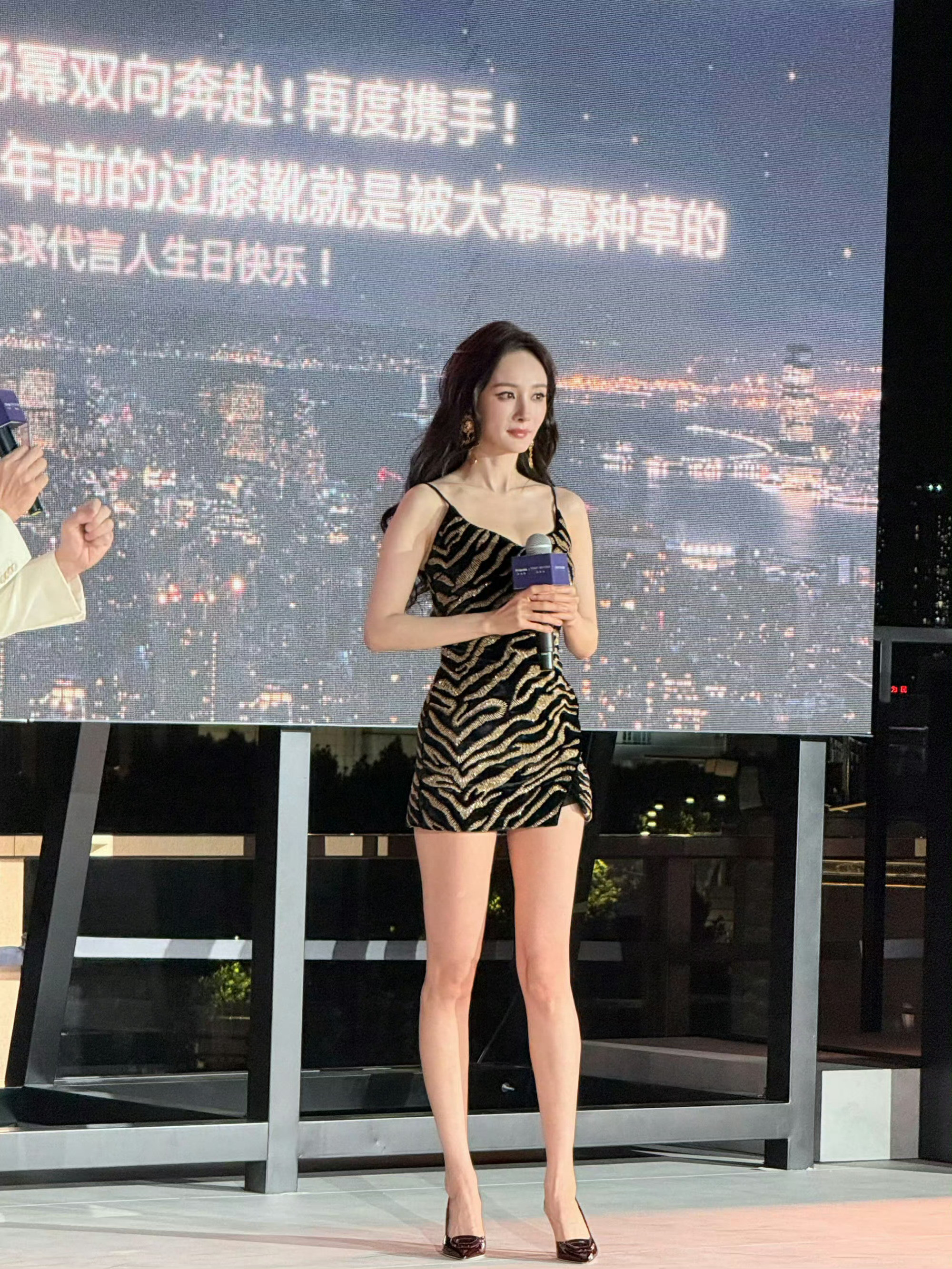 杨幂豹纹短裙豹纹吊带短裙搭配尖头高跟鞋，又辣又飒，气场直接拉满！复古野性的风格完