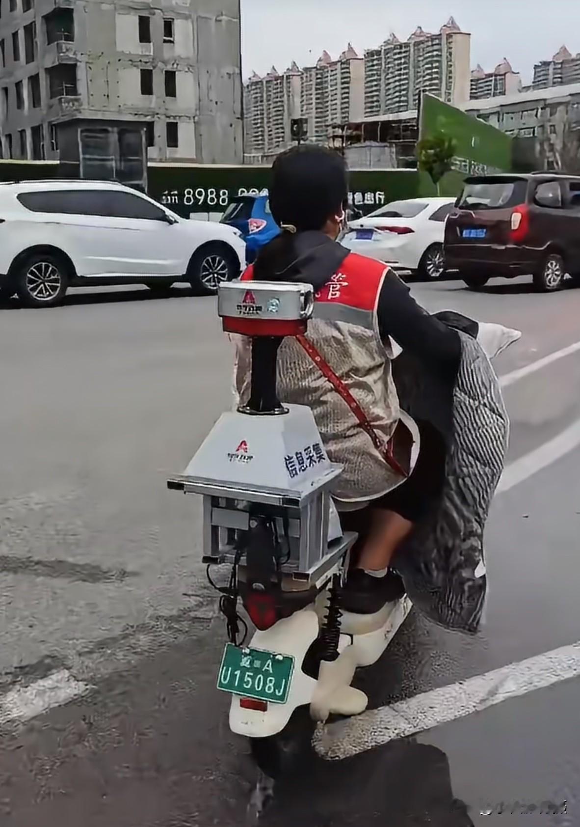 网友拍视频质疑石家庄数字城管采集员骑电动车上路涉嫌未佩戴头盔等多种违法违规行为，