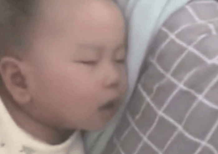 宝妈半夜醒来摸不到孩子, 找了一圈, 在这挂着睡得正香呢